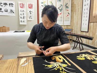 麥秸畫傳承人楊麗:匠心傳承非遺技藝 巧手生花麥秸成畫